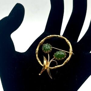 Vintage rolyn 12k gold filled circle brooch green cabochon floral wreath MCM